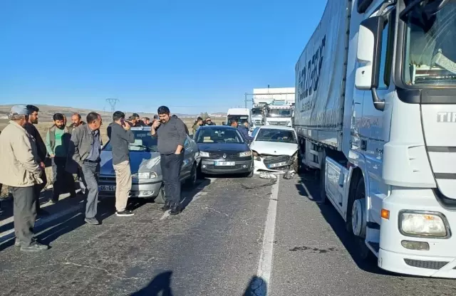 Kars’ta Zincirleme Trafik Kazası: 2 Yaralı