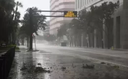 Kasırganın vurduğu Florida’da yetkililer, vatandaşlardan adlarını ve kan gruplarını silinmez kalem ile kollarına yazmalarını istedi