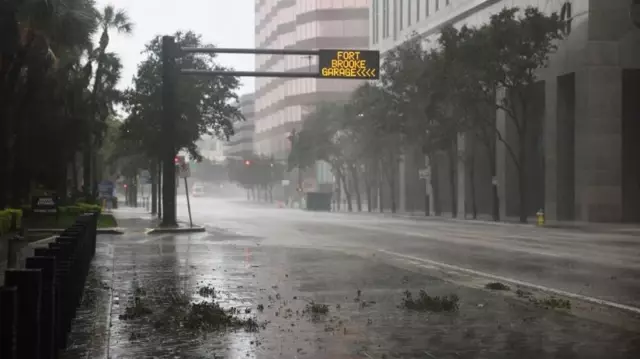 Kasırganın vurduğu Florida’da yetkililer, vatandaşlardan adlarını ve kan gruplarını silinmez kalem ile kollarına yazmalarını istedi