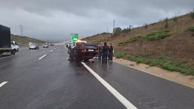 Kocaeli’de Otoyolda Takla Atan Cipe Yabancı Uyruklu Yaralılar