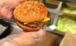 McDonald’s’ta hamburger yiyen 49 kişiye ölümcül bakteri bulaştı, satışlar durduruldu