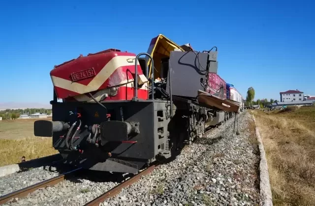 Muş’ta tren kazası: Bir makinist öldü, iki yaralı