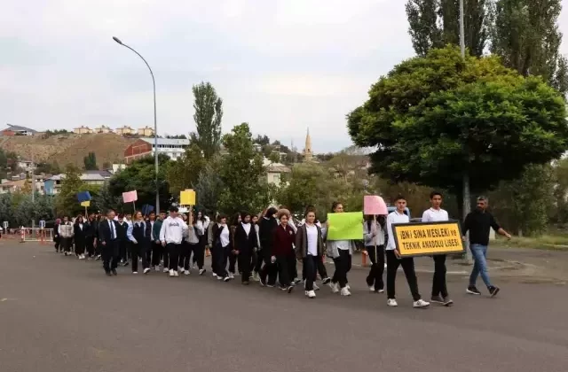 Oltu’da Sağlıklı Yaşam Yürüyüşü Düzenlendi