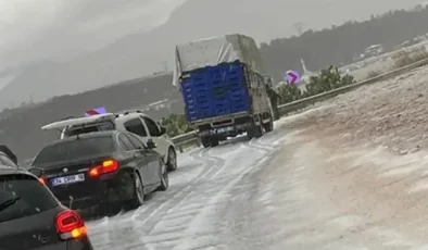 Antalya’da şiddetli yağış ulaşımı felç etti