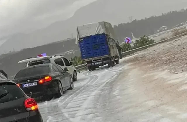 Antalya’da şiddetli yağış ulaşımı felç etti