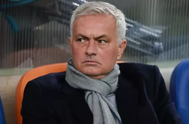 Atılan manşetleri görmeniz lazım! Bütün ülke Mourinho’yu konuşuyor