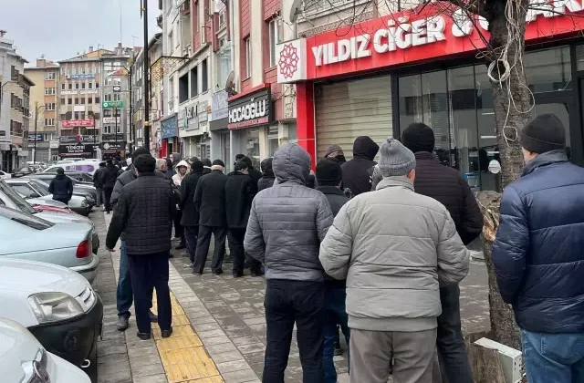 Bekleme süresi 2 saati buldu! Zam söylentisi uzun kuyruklar oluşturdu