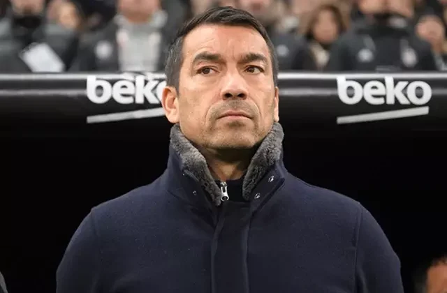 Beşiktaş’ın kovduğu Van Bronckhorst işsiz kalmadı