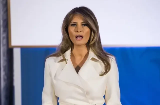 Beyaz Saray, Melania Trump’ın resmi portresini yayınladı