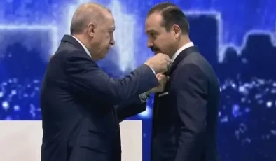 Cumhurbaşkanı Erdoğan, Kürşad Zorlu’ya AK Parti rozetini taktı