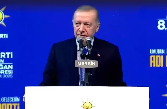 Cumhurbaşkanı Erdoğan’ın keyifli anları! Çalan şarkıya uzun uzun eşlik etti