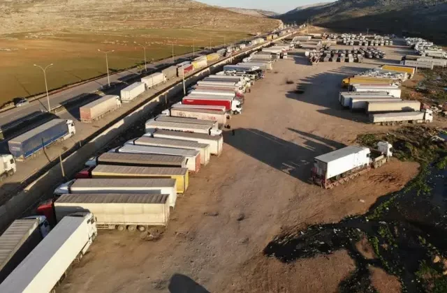 Esad sonrası sınır hareketlendi! Suriye’ye geçmek için bekleyen tırlar uzun kuyruklar oluşturdu