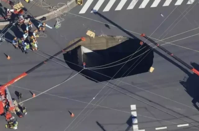 Japonya’da yol çöktü, kamyonet dev çukura düştü