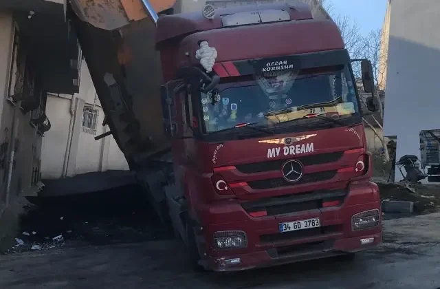 Kağıthane’de asfalt döken kamyonun damperi devrilip balkona girdi; ölümden saniyelerle kurtuldu