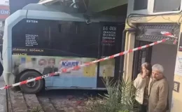 Kartal’da minibüs dükkana girdi, yaralılar var