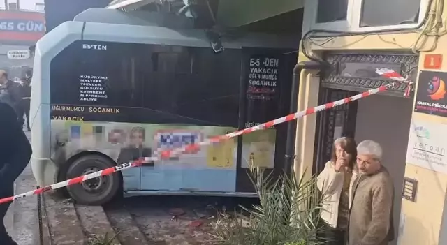 Kartal’da minibüs dükkana girdi, yaralılar var