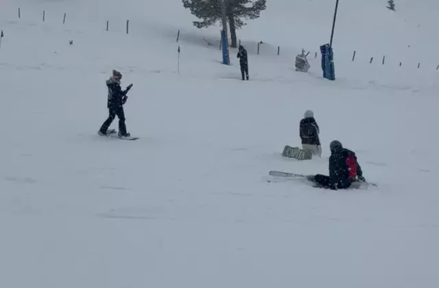 Kartalkaya’da otel faciası sonrası tatilciler kayak yapmaya devam etti