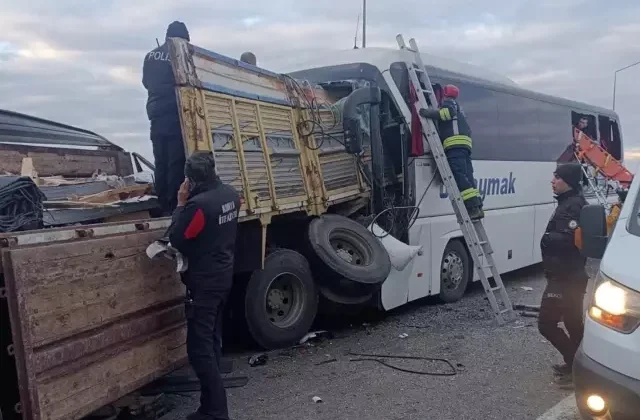 Konya’da zincirleme kaza! Yolcu otobüsündeki 2 kişi öldü, 18 kişi yaralandı