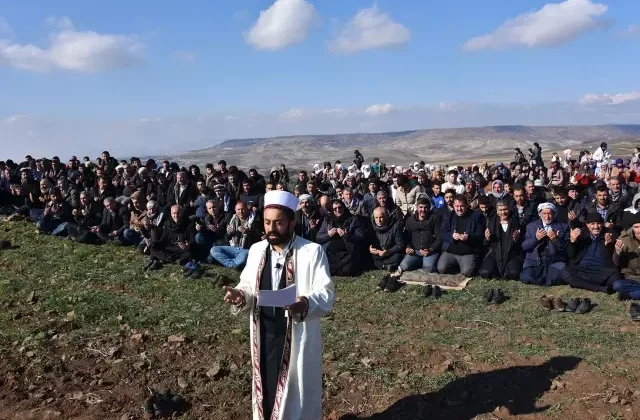 Kurbanlar kesildi, dualar edildi! Çiftçiler yağmur duasına çıktı