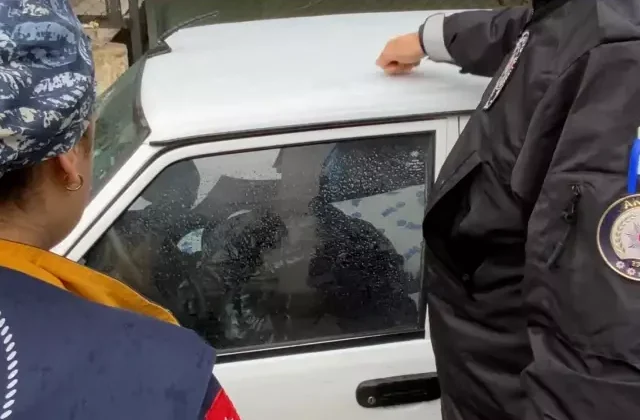 Polis derin uykudaki genci otomobili sallayarak uyandırdı