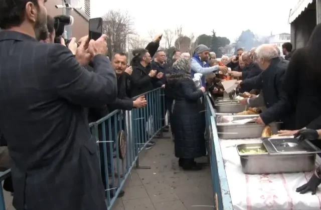 4 bin 500 kişi sıraya girdi! Tam 1 ton hamsi ücretsiz dağıtıldı, büyük izdiham yaşandı