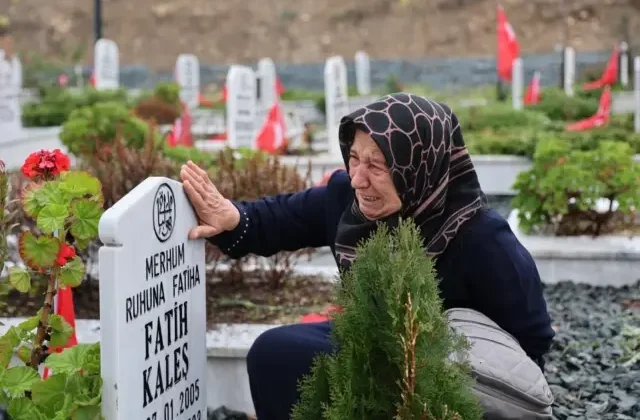 6 Şubat depreminde torunlarını kaybeden kadının yaktığı ağıt yürekleri dağladı