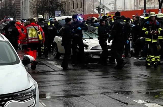 Almanya’da bir araç kalabalığın arasına daldı: 2’si ağır 20 yaralı var