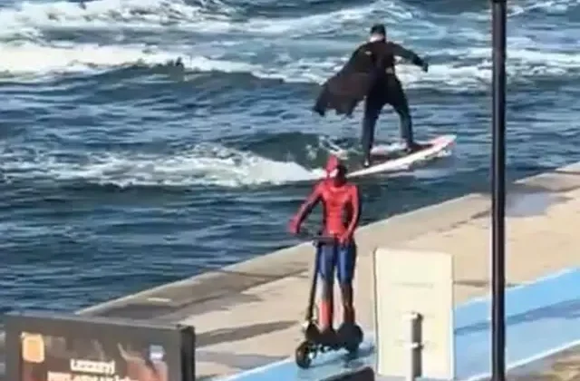 Bebek’te Batman sörf yaptı, Spider Man scooter kullandı