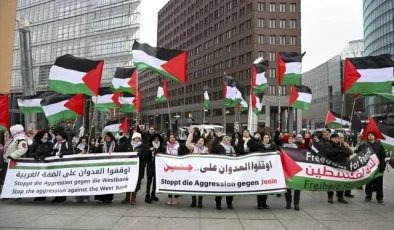 Berlin’de Filistin destekçileri Trump’ın açıkladığı ‘planı’ protesto etti