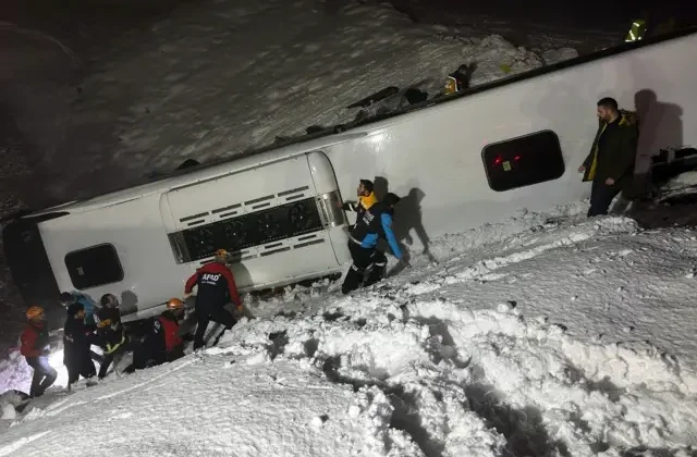 Bingöl’de yolcu otobüsü devrildi: 4 ölü, 30’dan fazla yaralı