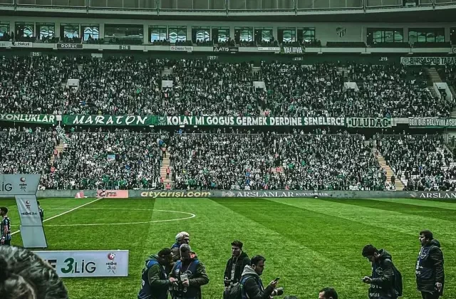 Bursaspor tribünlerinden “İsrail futboldan men edilsin” çağrısı