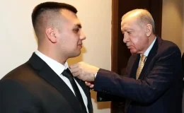 Cumhurbaşkanı Erdoğan AK Parti’ye katılan Recep Tayyip Erdoğan’a rozetini taktı