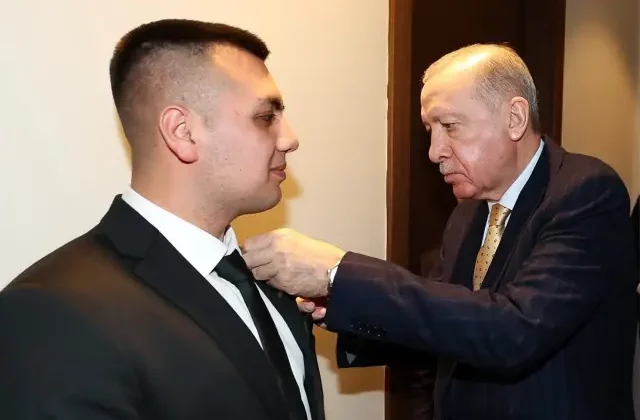 Cumhurbaşkanı Erdoğan AK Parti’ye katılan Recep Tayyip Erdoğan’a rozetini taktı