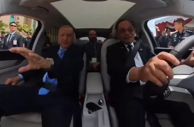 Cumhurbaşkanı Erdoğan ile Malezya Başbakanı’nın Togg içerisindeki diyalogları efsane