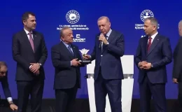 Cumhurbaşkanı Erdoğan sahneye çağırdığı iş adamına sitem etti: Yardımını beğenmedim