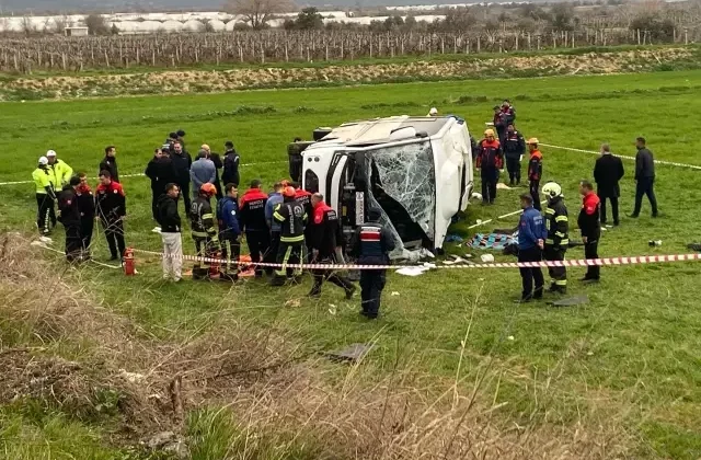 Denizli’ye turnuvaya giden öğrencileri taşıyan midibüs devrildi: 2 ölü, 26 yaralı