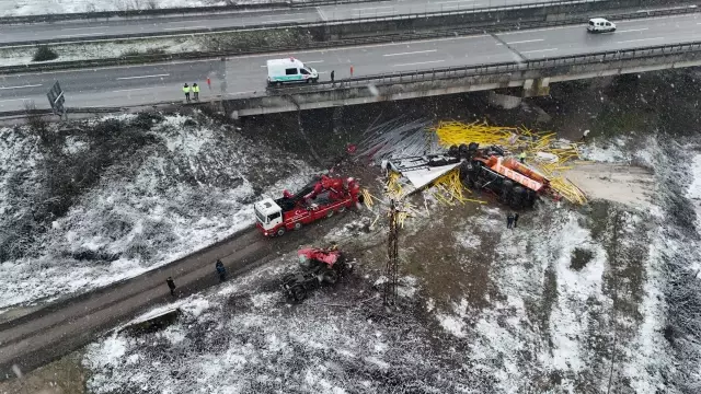 Düzce’de tır ve kar kürüme aracı çarpıştı: 2 ölü