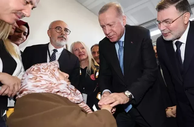 Erdoğan’ın Gülsüm teyzeye söyledikleri duygulandırdı: Hiç evladı yok diyorlar, ben varım