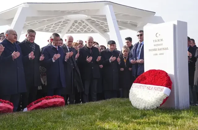 Eski CHP Genel Başkanı Deniz Baykal kabri başında anıldı