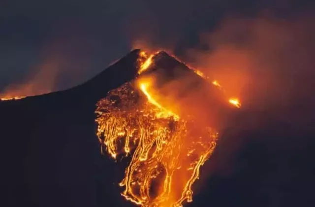 Etna Yanardağı’nda güçlü lav akıntısı meydana geldi