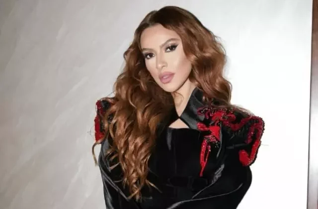 Hadise’den TSK’dan ihraç edilen teğmenlere destek