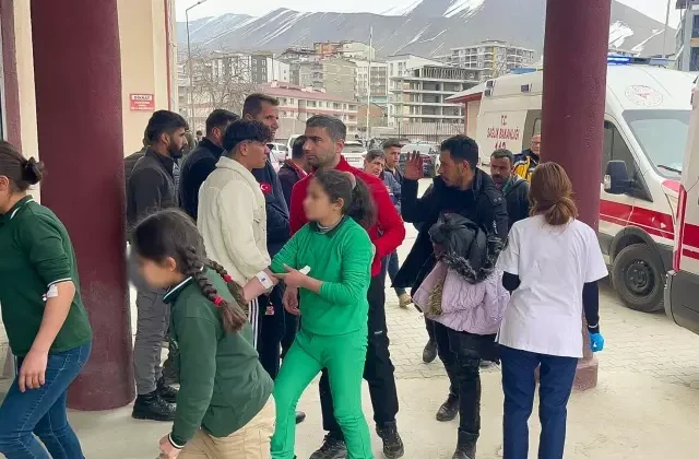 Hakkari’de 34 öğrenci zehirlenme şüphesiyle hastaneye kaldırıldı