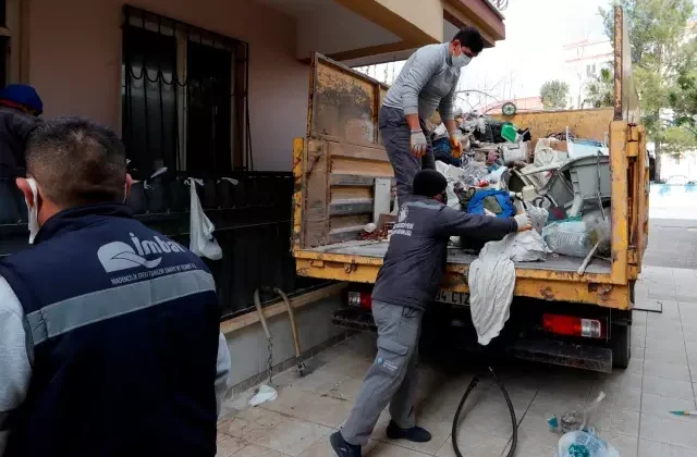 Hayatını kaybeden emekli öğretmenin evinden iki kamyon çöp çıktı