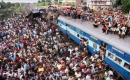 Hindistan’da tren istasyonu izdihamında 16 kişi hayatını kaybetti