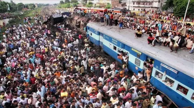 Hindistan’da tren istasyonu izdihamında 16 kişi hayatını kaybetti