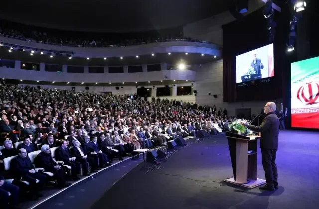 İran lideri Pezeşkiyan Türkçe şiir okudu, uyarı gecikmedi