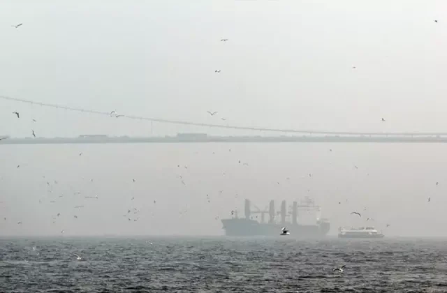 İstanbul Boğazı’nda gemi trafiği askıya alındı