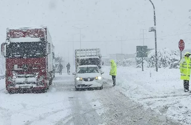 İstanbul ve Ankara dahil 6 ilde ağır taşıtların trafiğe çıkışı yasaklandı