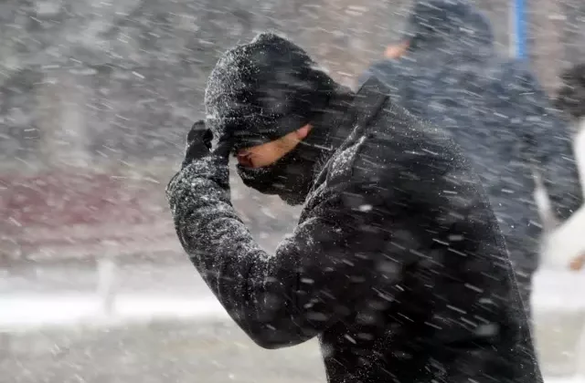 İstanbul’a kar bu kez daha sert geliyor! Çok sayıda uçuş iptal edildi