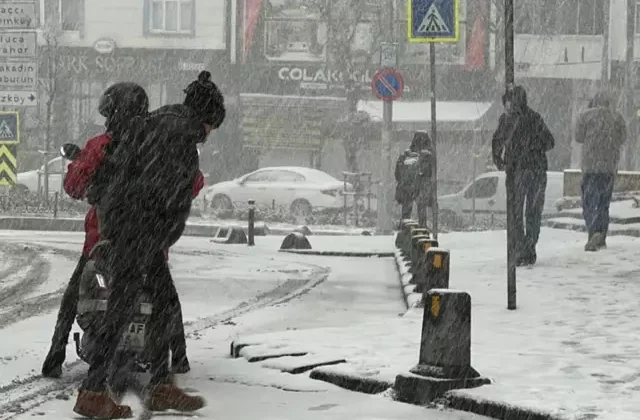 İstanbul’da 4 ilçe beyaza büründü, AKOM ve valilikten peş peşe uyarı geldi